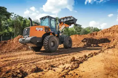 CASE 621E em ação